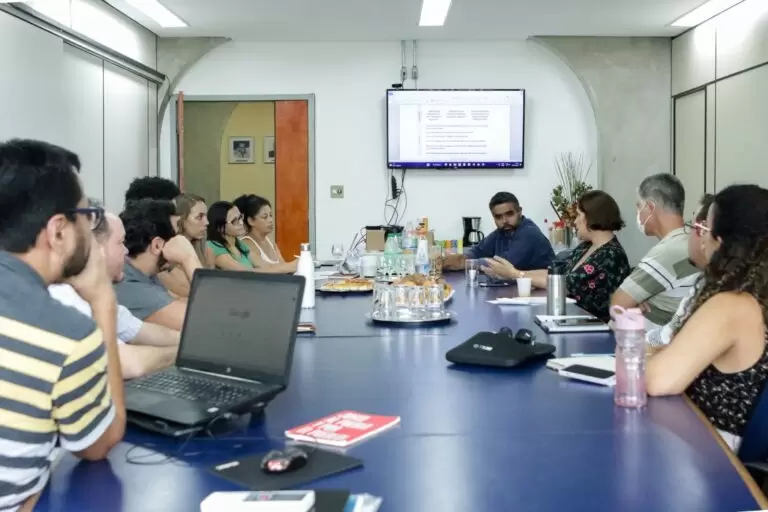 Pesquisadores do Núcleo Norte Fluminense do Observatório das Metrópoles discutem o plano de ação para 2023-2024.