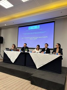 Érica Tavares (à direita) em mesa no seminário nacional do INCT Observatório das Metrópoles, no Rio de Janeiro, 29/07/25.