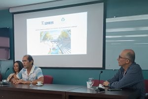 Carlos Ronald, da Secretaria de Meio Ambiente e Sustentabilidade de Campos-RJ, fala na Oficina Local do projeto AdaptAÇÃO no Norte Fluminense (30/10/25, na Uenf).