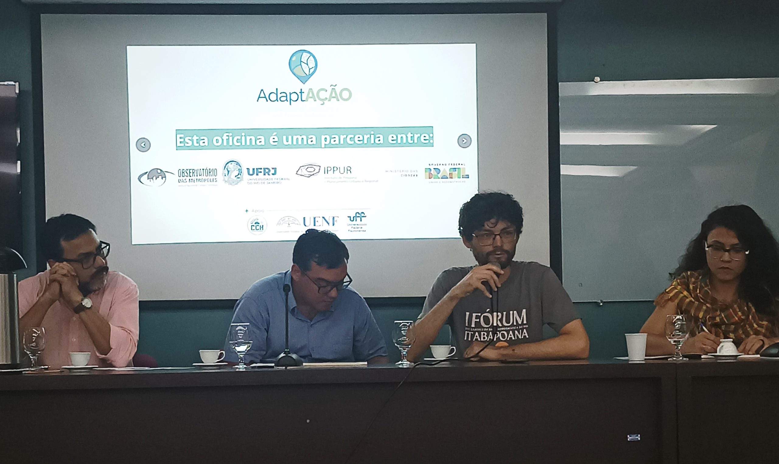 Mesa temática "Territórios urbanos, populares e tradicionais diante das emergências climáticas”, integrante da Oficina local Norte Fluminense do projeto AdaptAÇÃO, realizada em 30/10/25, no Centro de Ciências do Homem (CCH) da UENF.