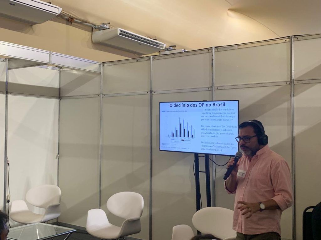 Pesquisador Humberto Meza, do INCT Observatório das Metrópoles, ministrando oficina na 18ª Caravana Federativa, em NIterói (RJ), dia 26/03/26.
