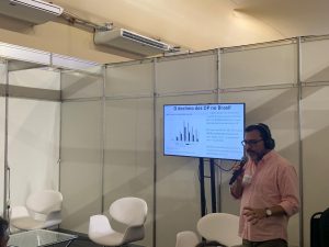 Pesquisador Humberto Meza, do INCT Observatório das Metrópoles, ministrando oficina na 18ª Caravana Federativa, em NIterói (RJ), dia 26/03/26.