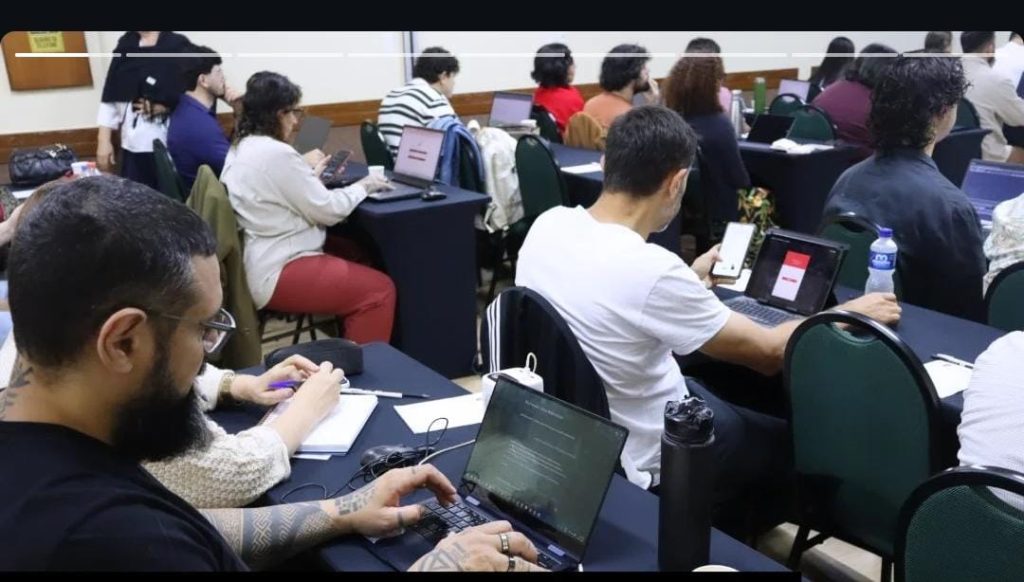 Gilnei, do Núcleo NF (esq.), participa da oficina